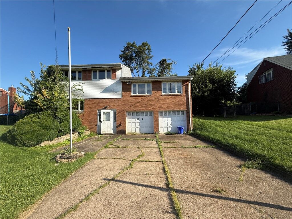 Property Photo: 815 Sweetleaf Dr PA 15146
