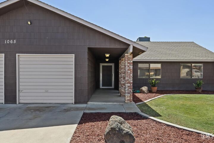 Property Photo:  1065 Ross Way  CA 93230 