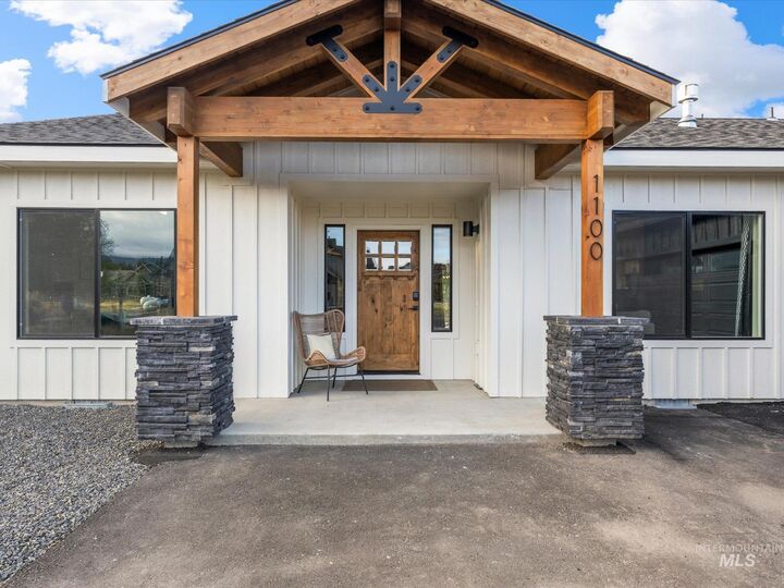 Property Photo: 1100 Mo's ID 83638