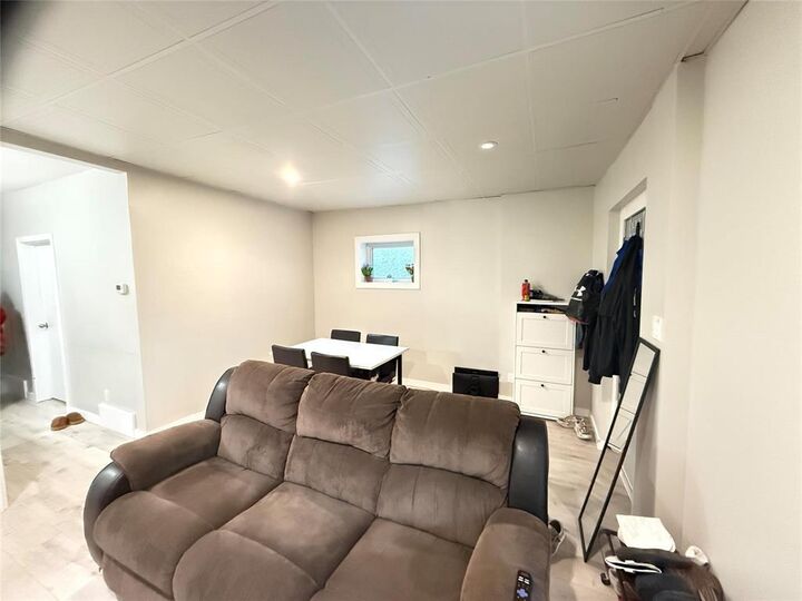 Property Photo:  100 Harbison Avenue  MB R2L 0A1 