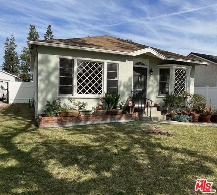 Property Photo: 5048 Enfield Ave CA 91316