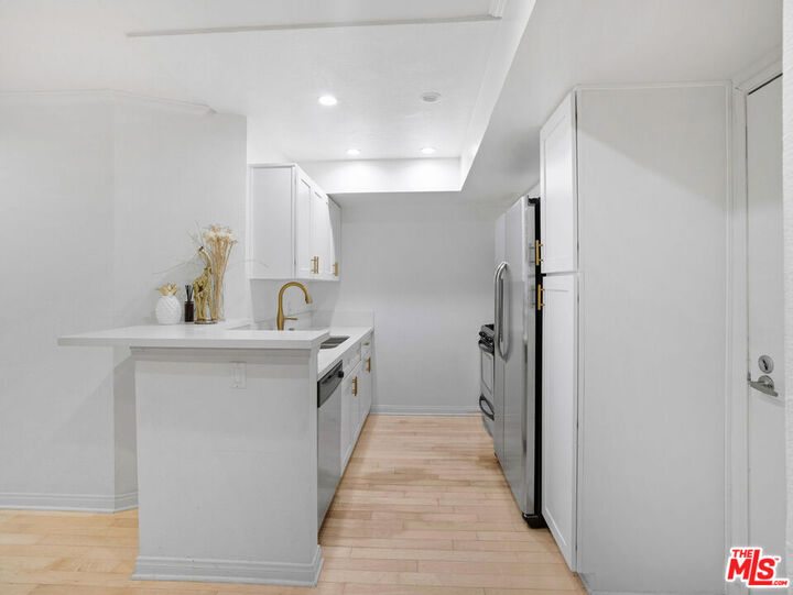 Property Photo:  21520 Burbank Blvd, Unit 112  CA 91367 