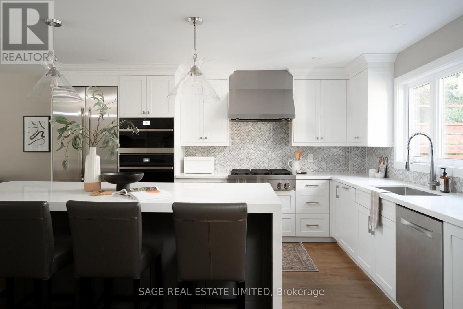 Property Photo:  1819 Friar Tuck Court  ON L5K 2L4 
