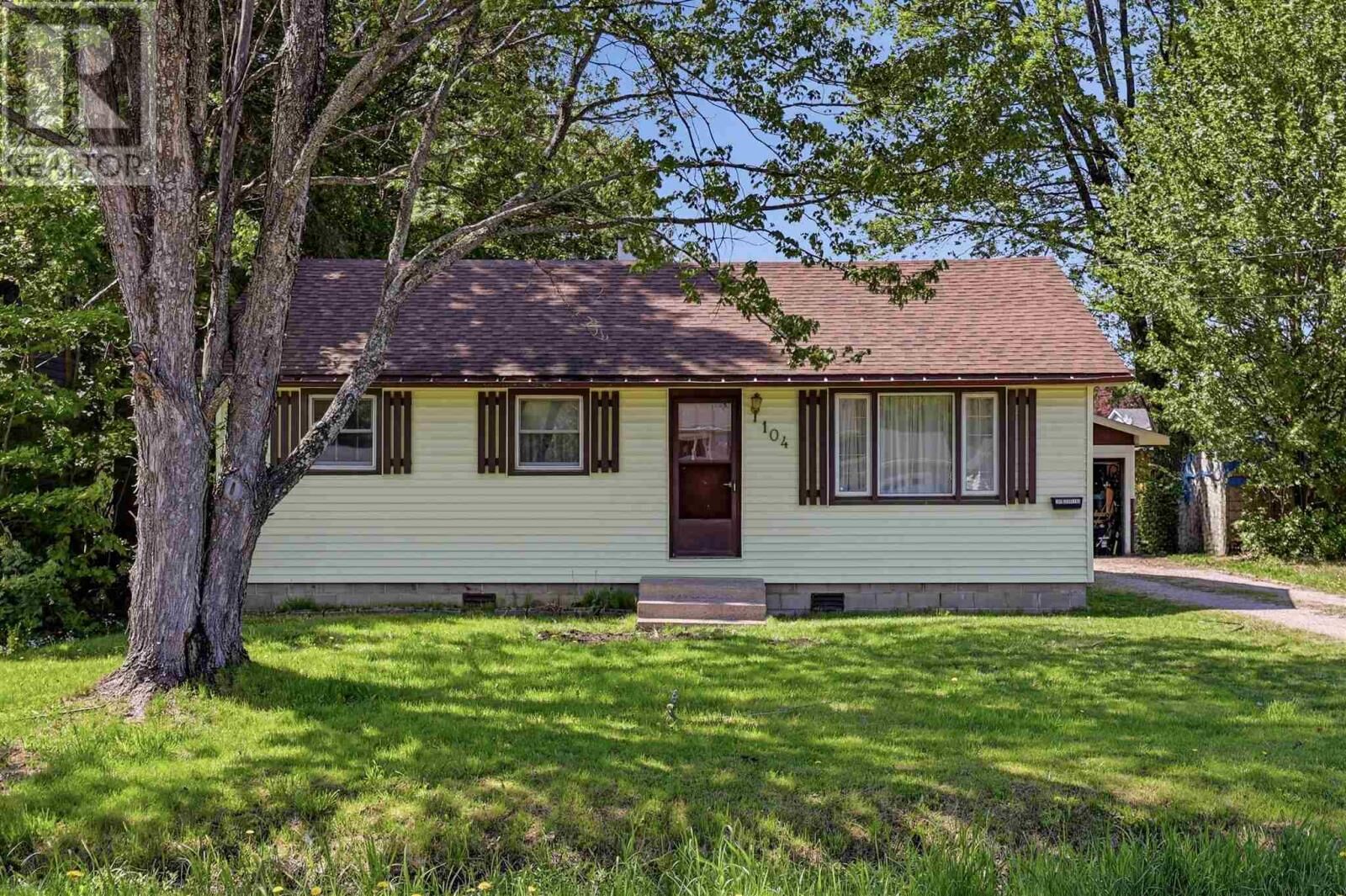 Property Photo:  104 Eastern Ave  ON P6A 4R2 