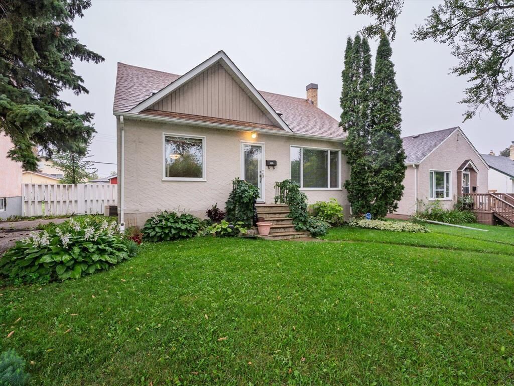 Property Photo:  142 Belmont Avenue  MB R2V 0X8 