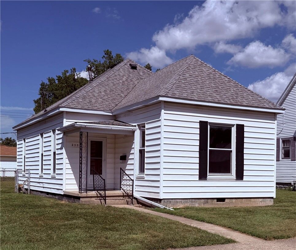 Property Photo: 2508 Richmond Avenue IL 61938