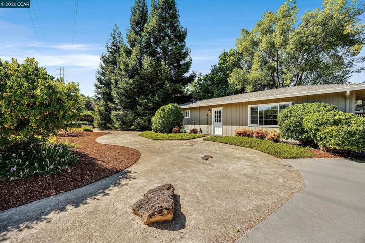 Property Photo:  2548 Casa Grande Ct  CA 94598 