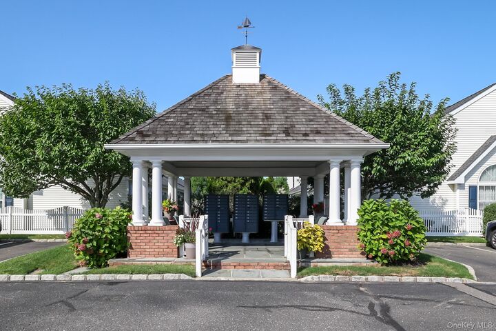 Property Photo:  4 Joyces Way  NY 11706 