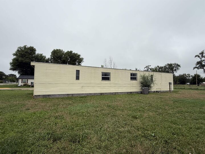 Property Photo: 901 E 12 NE 69101