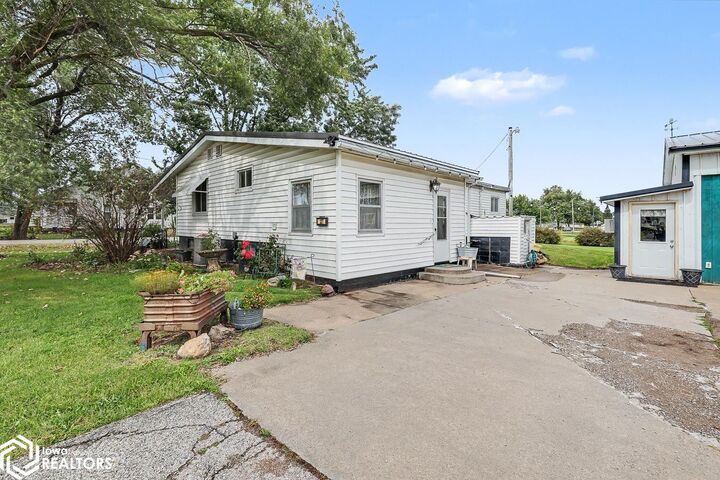 Property Photo:  127 16th Avenue W  IA 52531 