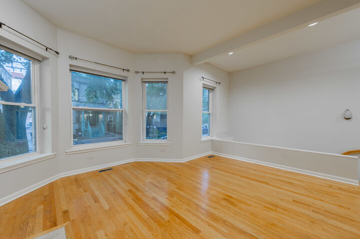 Property Photo:  1017 W Dakin Street 1  IL 60613 