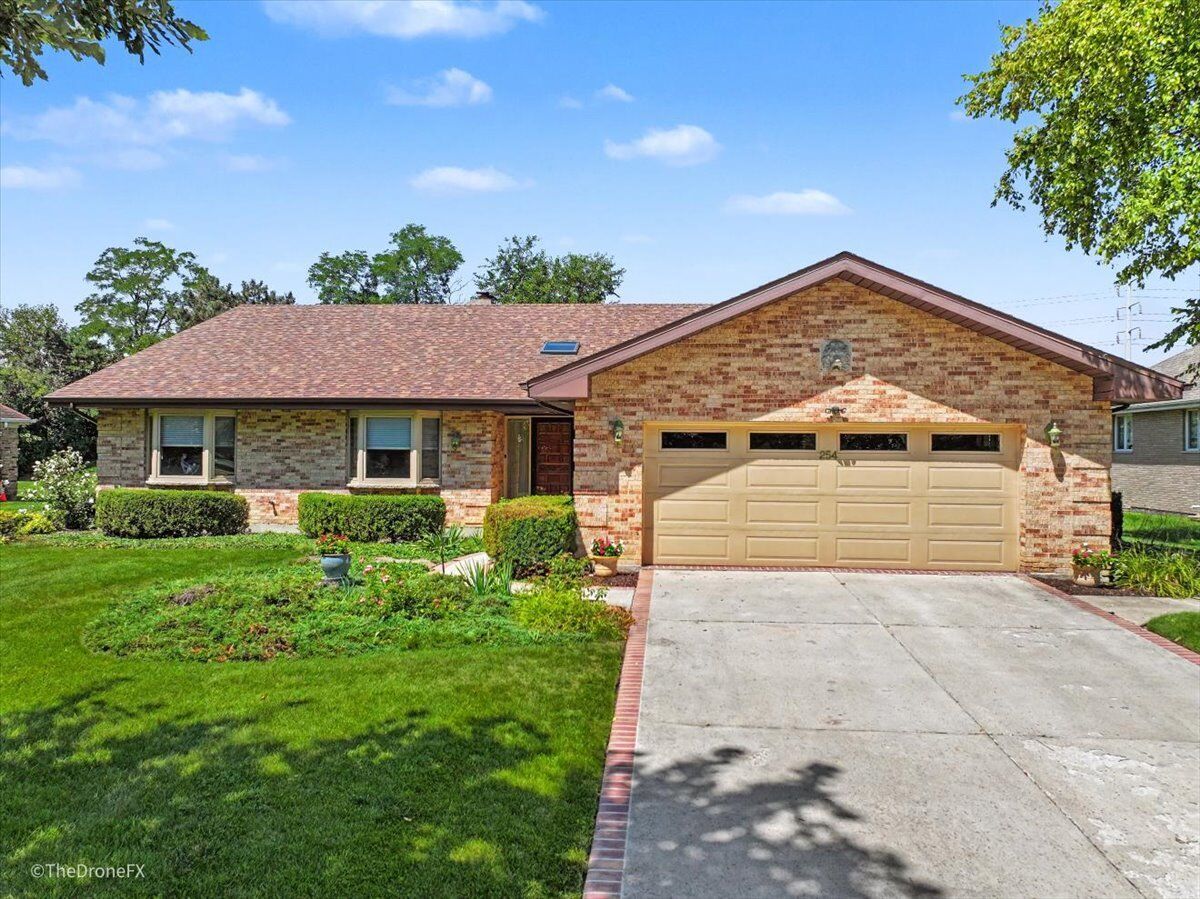Property Photo: 254 Wood Glen Lane IL 60523