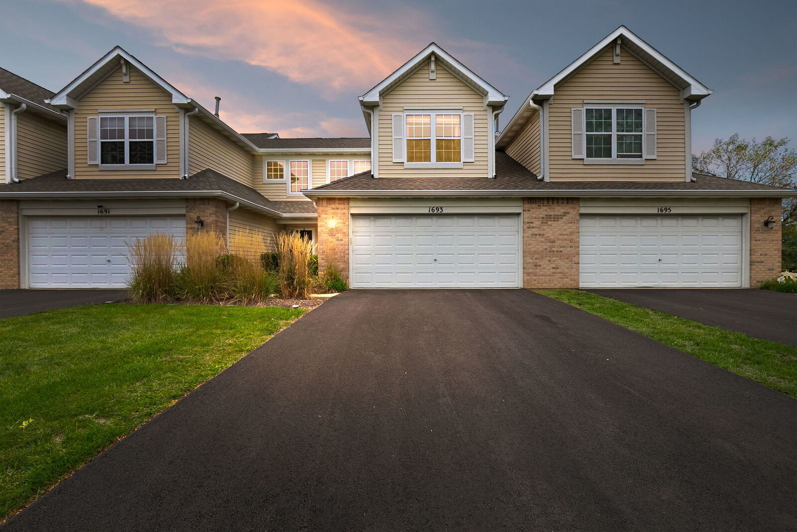 Property Photo: 1693 S Candlestick Way 1693 IL 60085