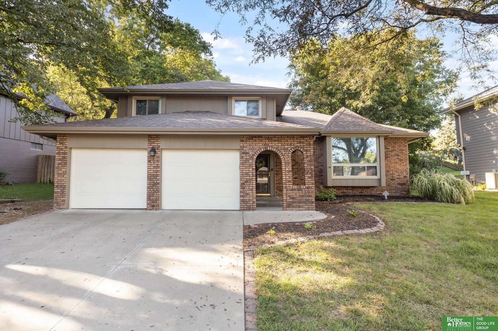 Property Photo: 910 Wolf Lane NE 68005