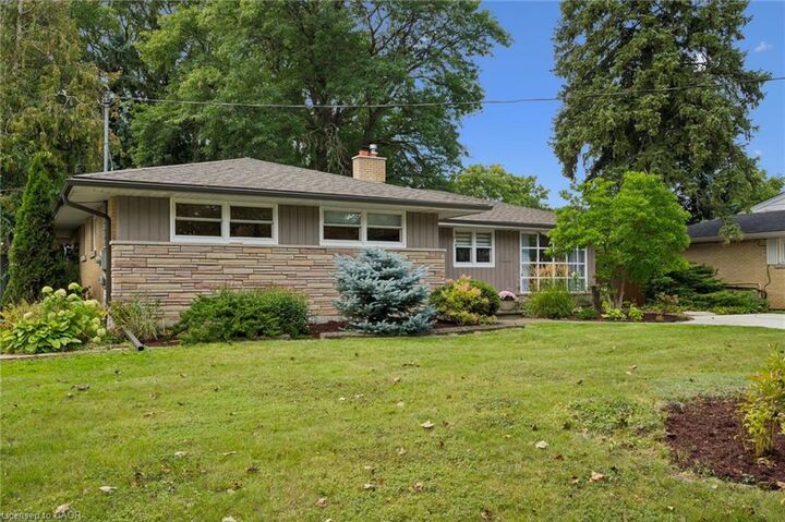 Property Photo:  142 Stonybrook Drive  ON N2M 4L7 