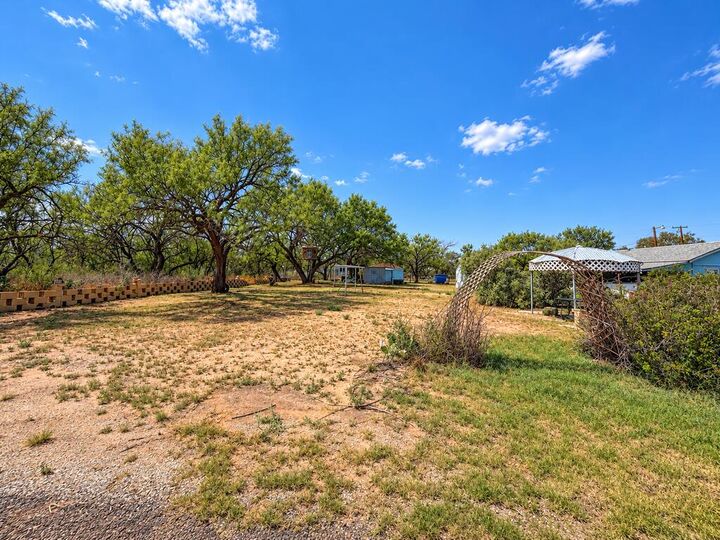Property Photo: 404 S 4th St TX 79511
