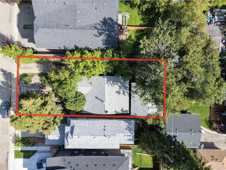 Property Photo:  411 37 Avenue NW  AB T2K 0C6 