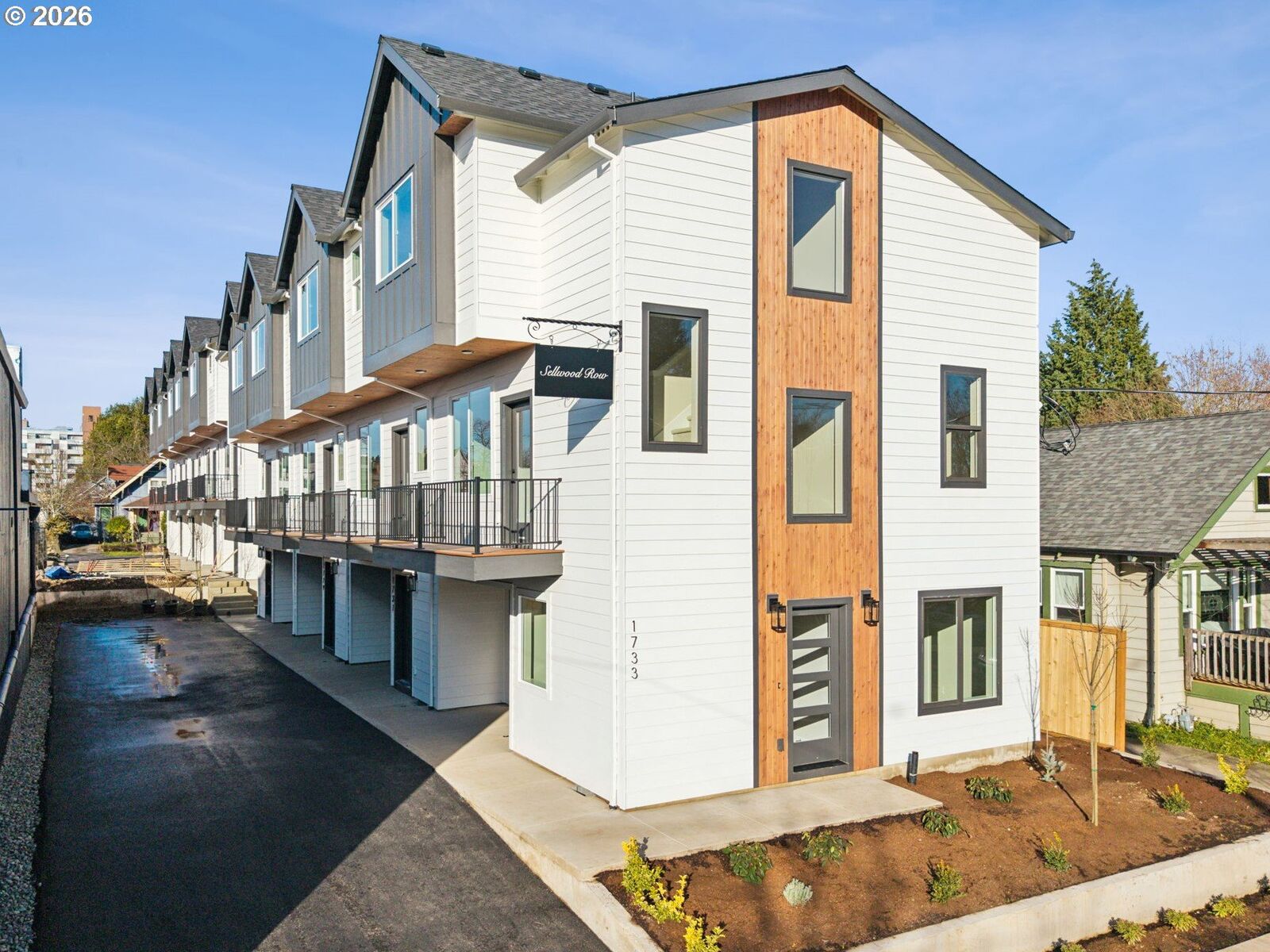Property Photo:  1727 SE Clatsop St  OR 97202 