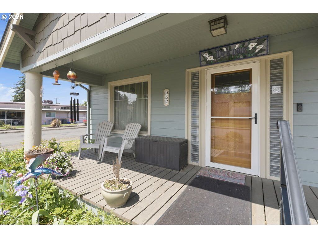Property Photo:  352 W M St  OR 97477 