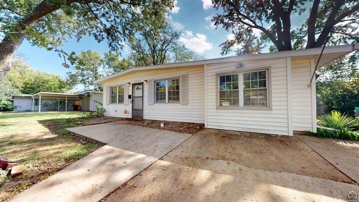 Property Photo:  2909 SW Twilight Dr  KS 66614 