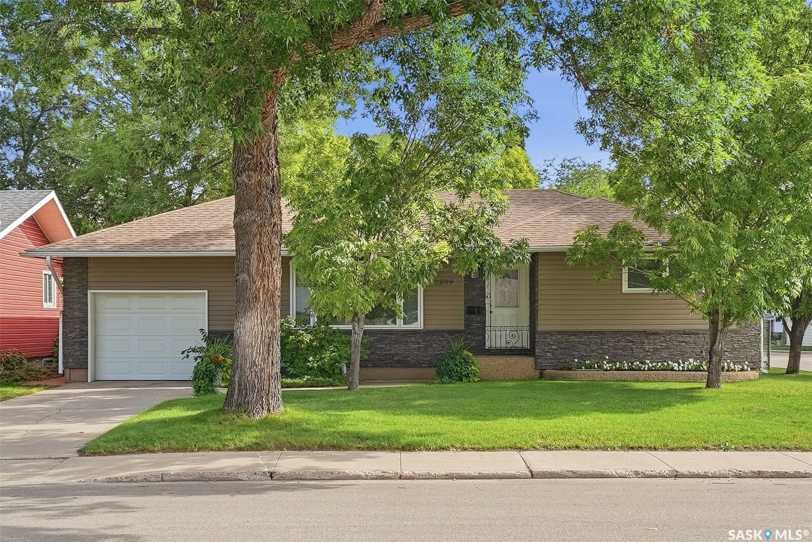 Property Photo: 2809 Clarence Avenue S SK S7J 1M7