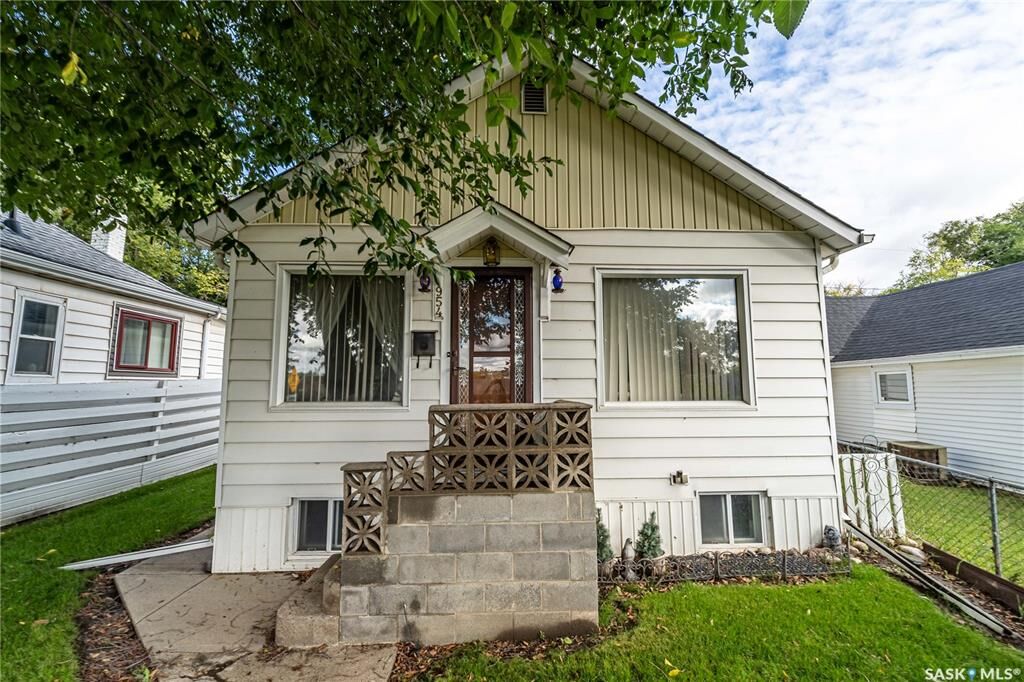 Property Photo:  954 Hochelaga Street W  SK S6H 2H8 