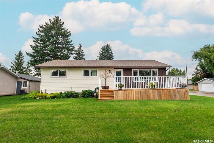 Property Photo:  301 9th Street E  SK S0A 4T0 
