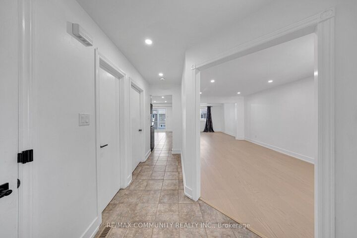 Property Photo:  1640 Tawnberry Street Main  ON L1X 2C2 