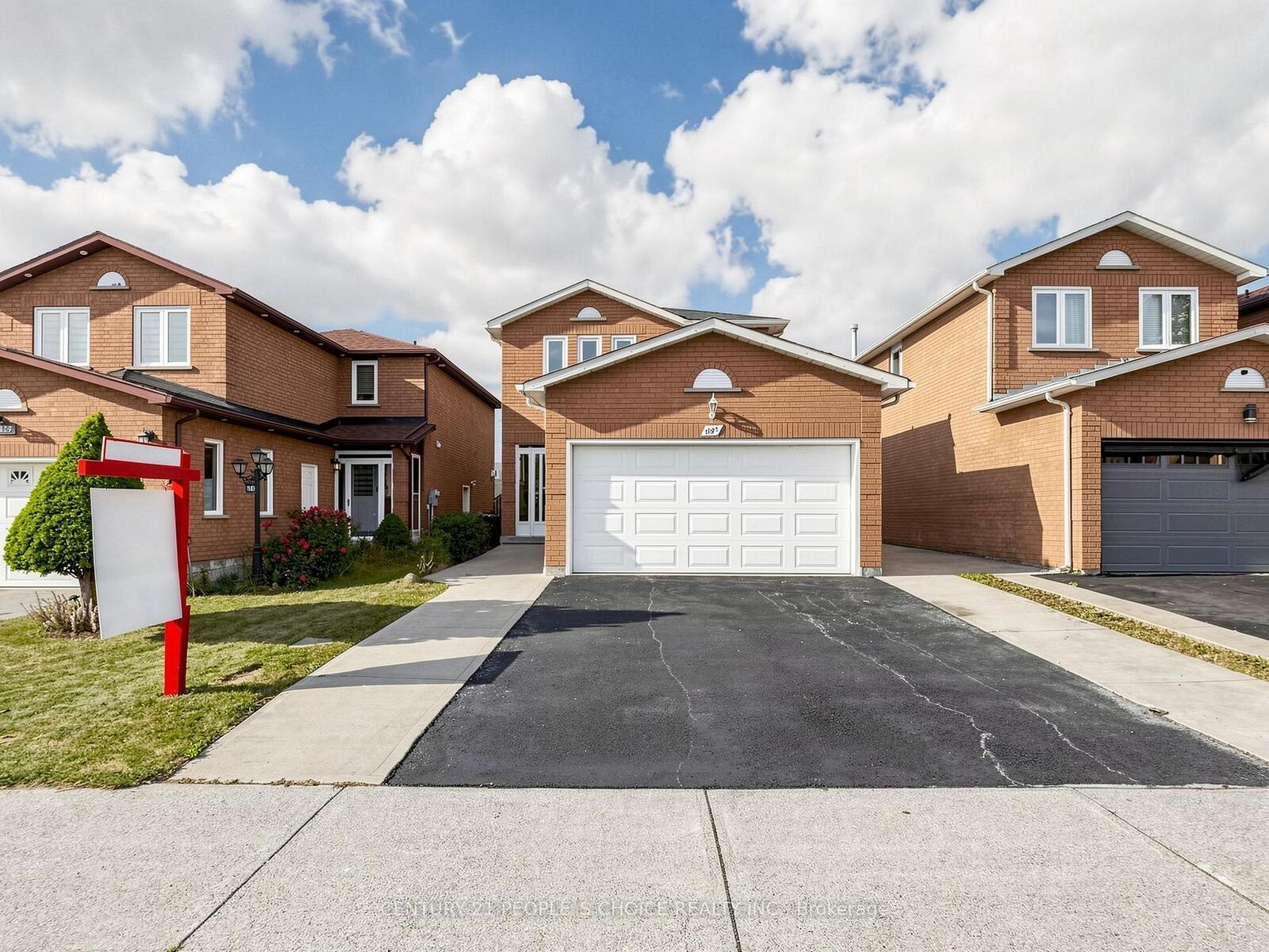 Property Photo: 1125 Ivandale Drive ON L5V 1A9