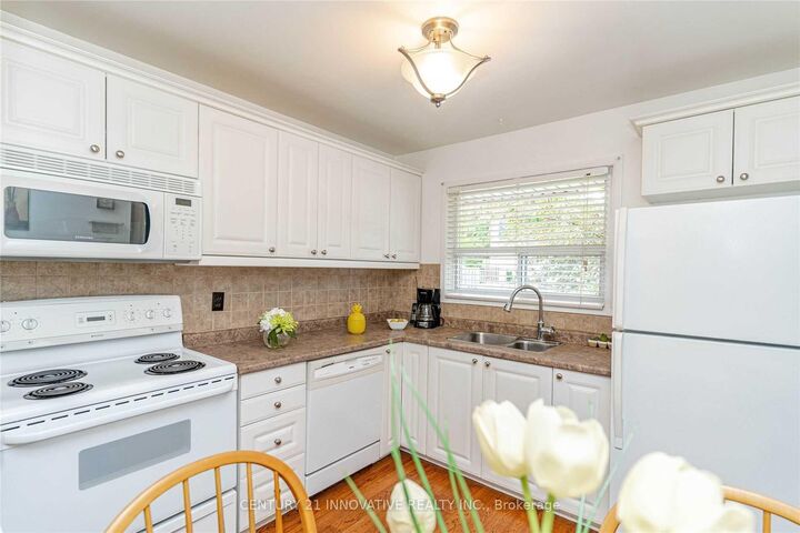 Property Photo:  25 Gladstone Square  ON L6S 2H5 