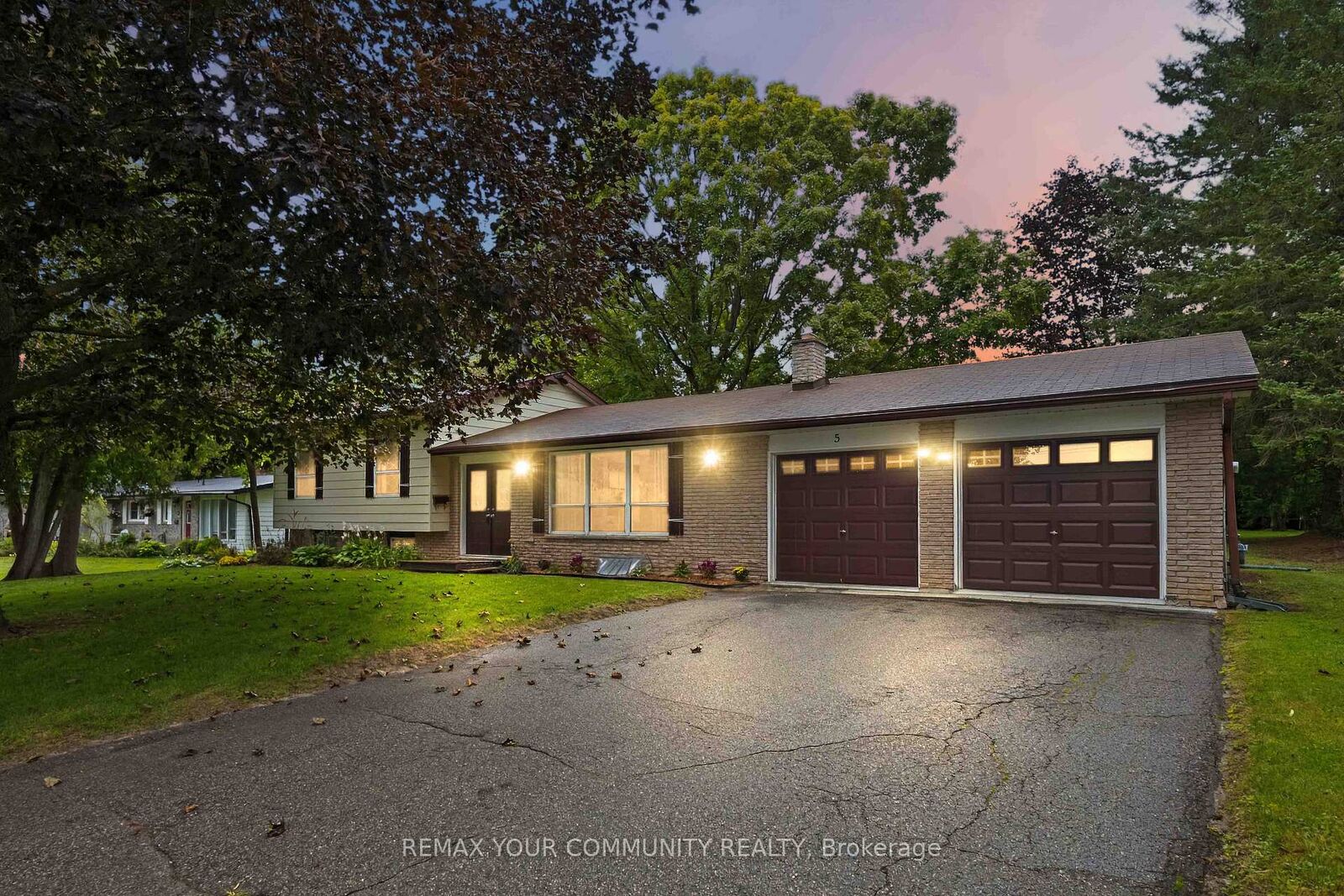 Property Photo:  5 Medina Square  ON L4P 1E1 