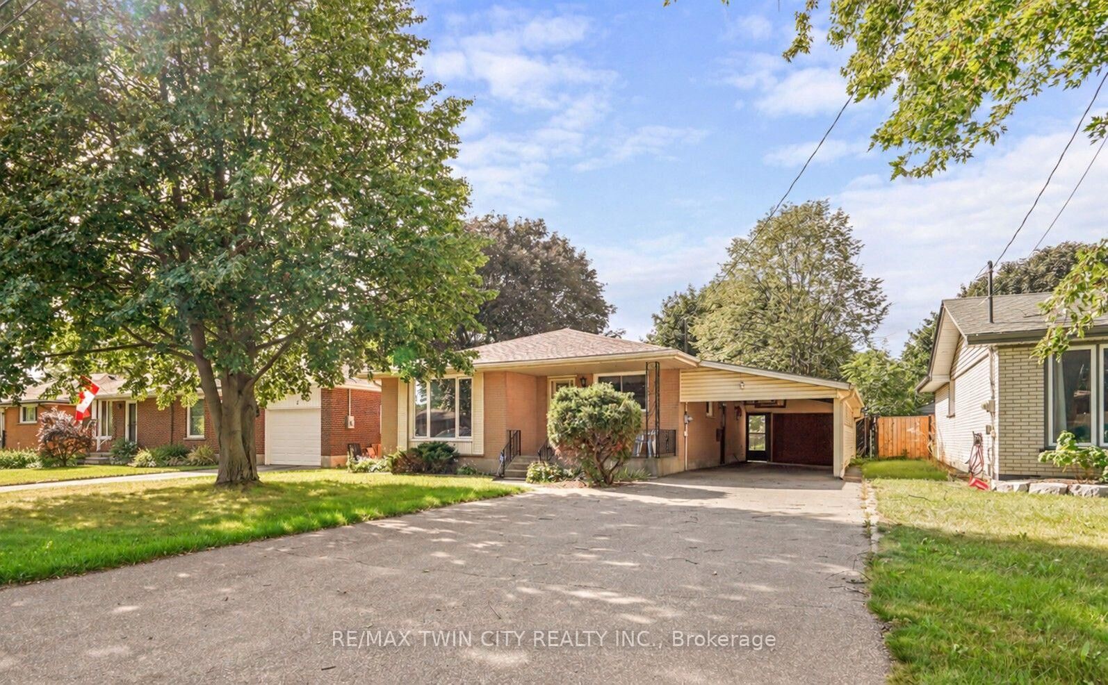 Photo de la propriété:  4 Waddington Street  ON N3R 2R1 
