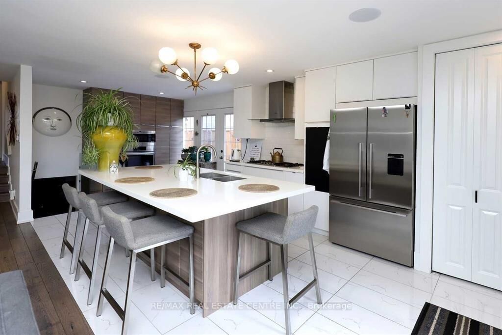 Property Photo:  814 Eaglemount Crescent  ON L5C 1N9 