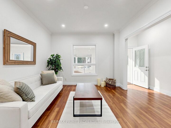 Property Photo:  18 Dentonia Park Avenue S  ON M4C 1W7 