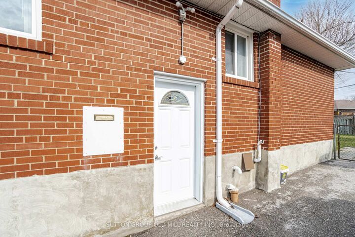 Property Photo:  5 Applefield Drive Lower  ON M1P 3X8 