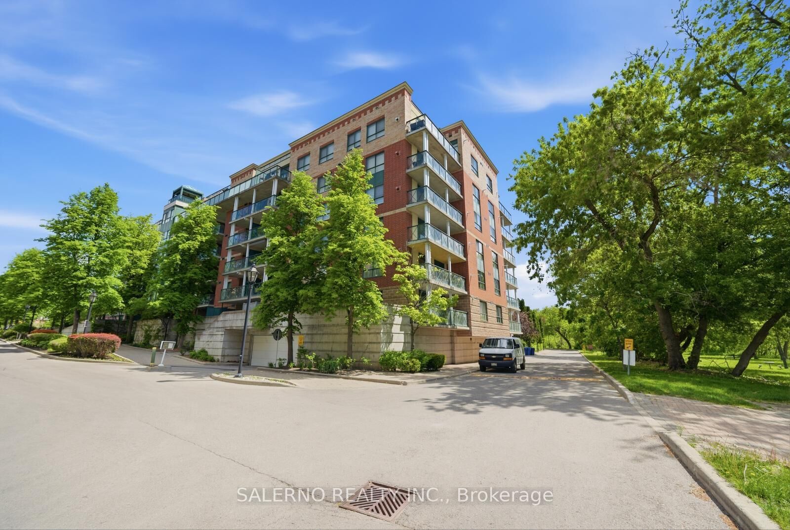Property Photo:  141 Woodbridge Avenue 312  ON L4L 9G6 