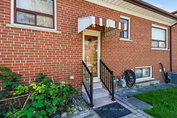 Property Photo:  146 Earlscourt Avenue Lower  ON M6E 4A9 