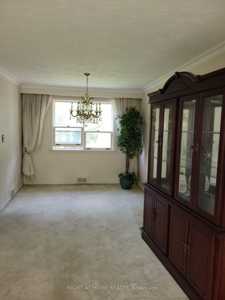 Property Photo:  260 Park Home Avenue Main  ON M1T 0B5 