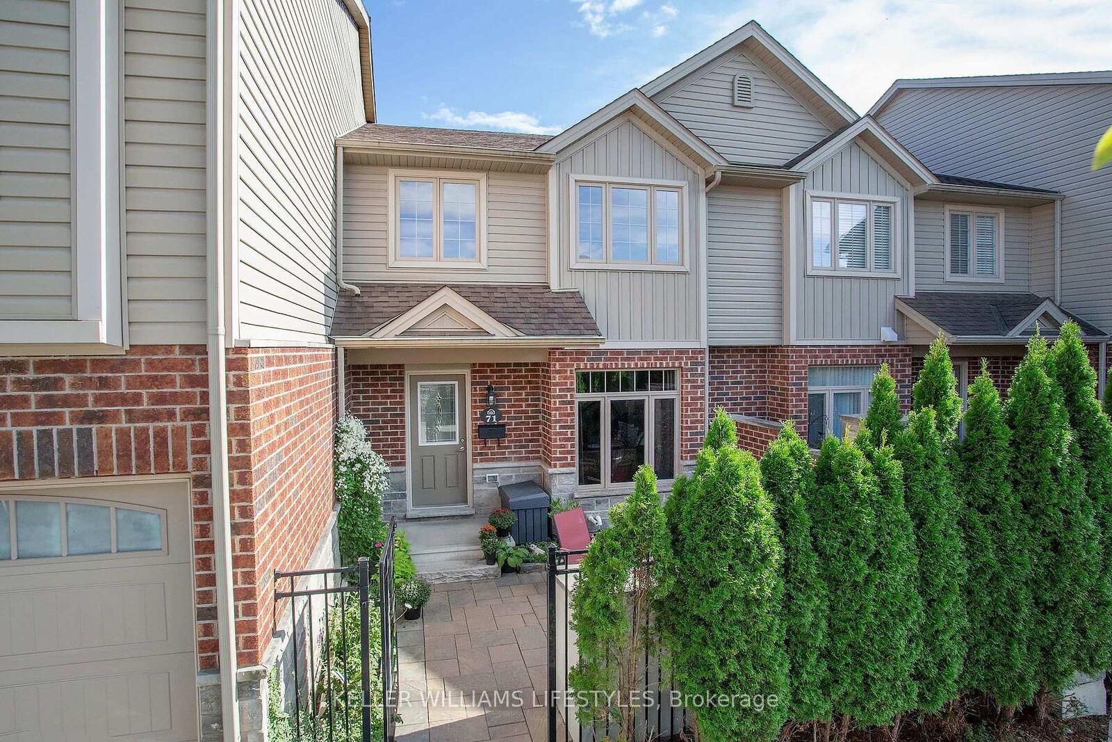 Property Photo: 1061 Eagletrace Drive 71 ON N6G 0T3