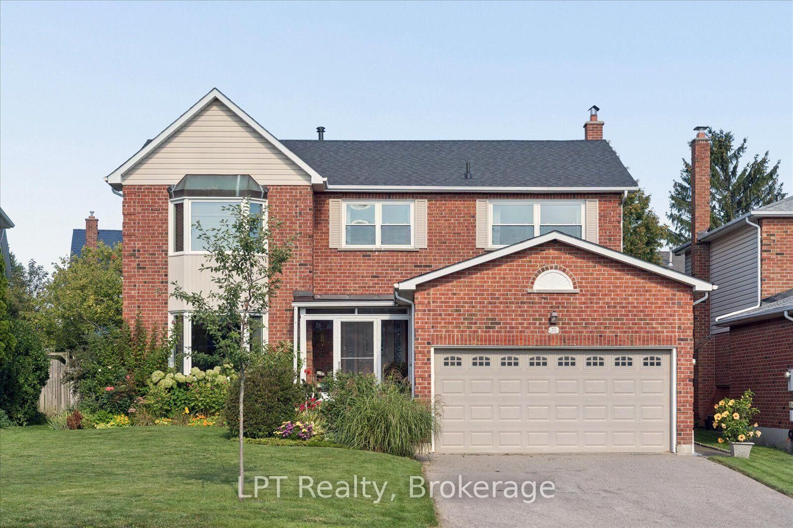 Property Photo:  22 Ennisclare Place  ON L1R 1R9 