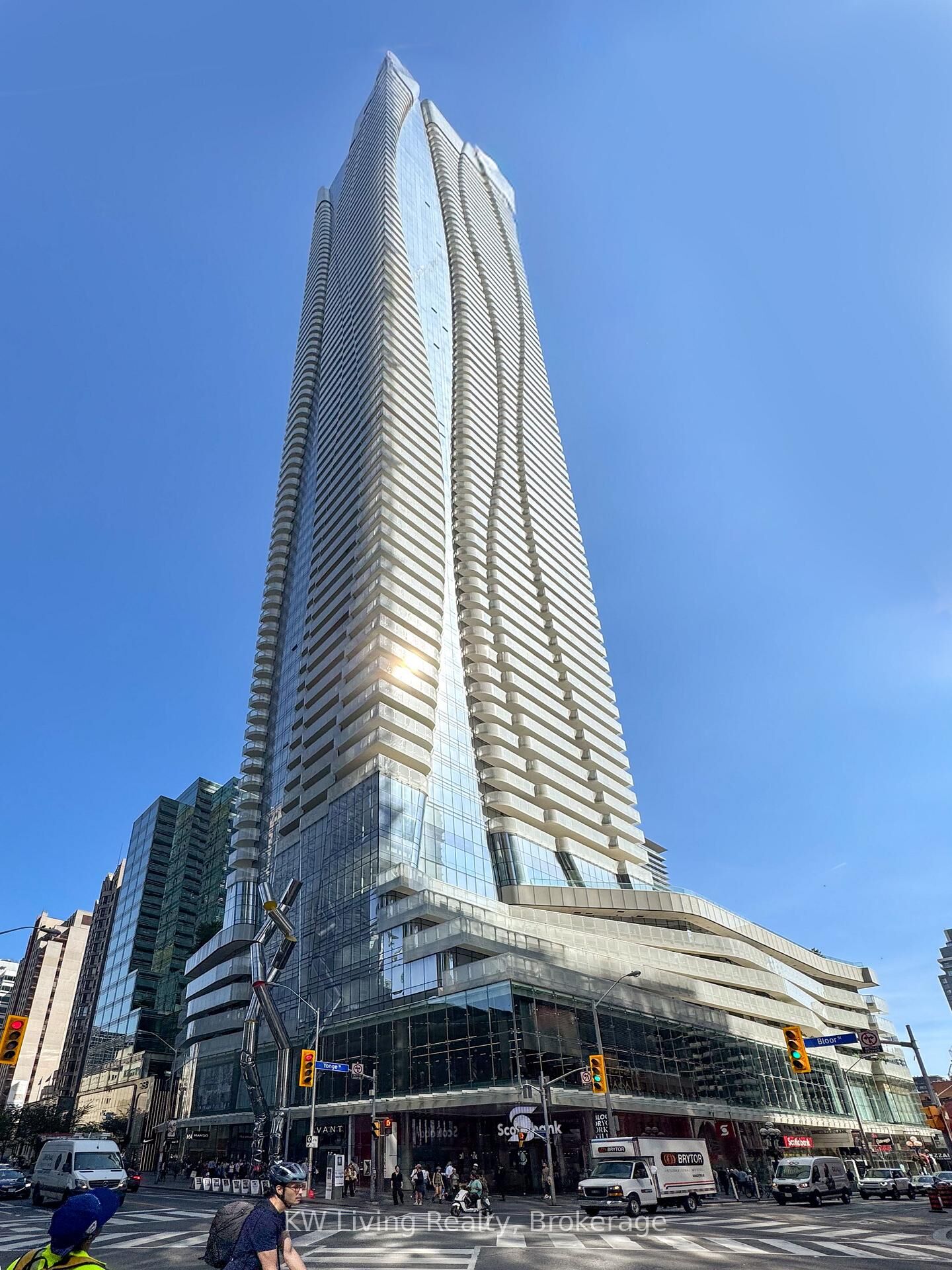 Property Photo:  1 Bloor Street E 6107  ON M4W 0A8 