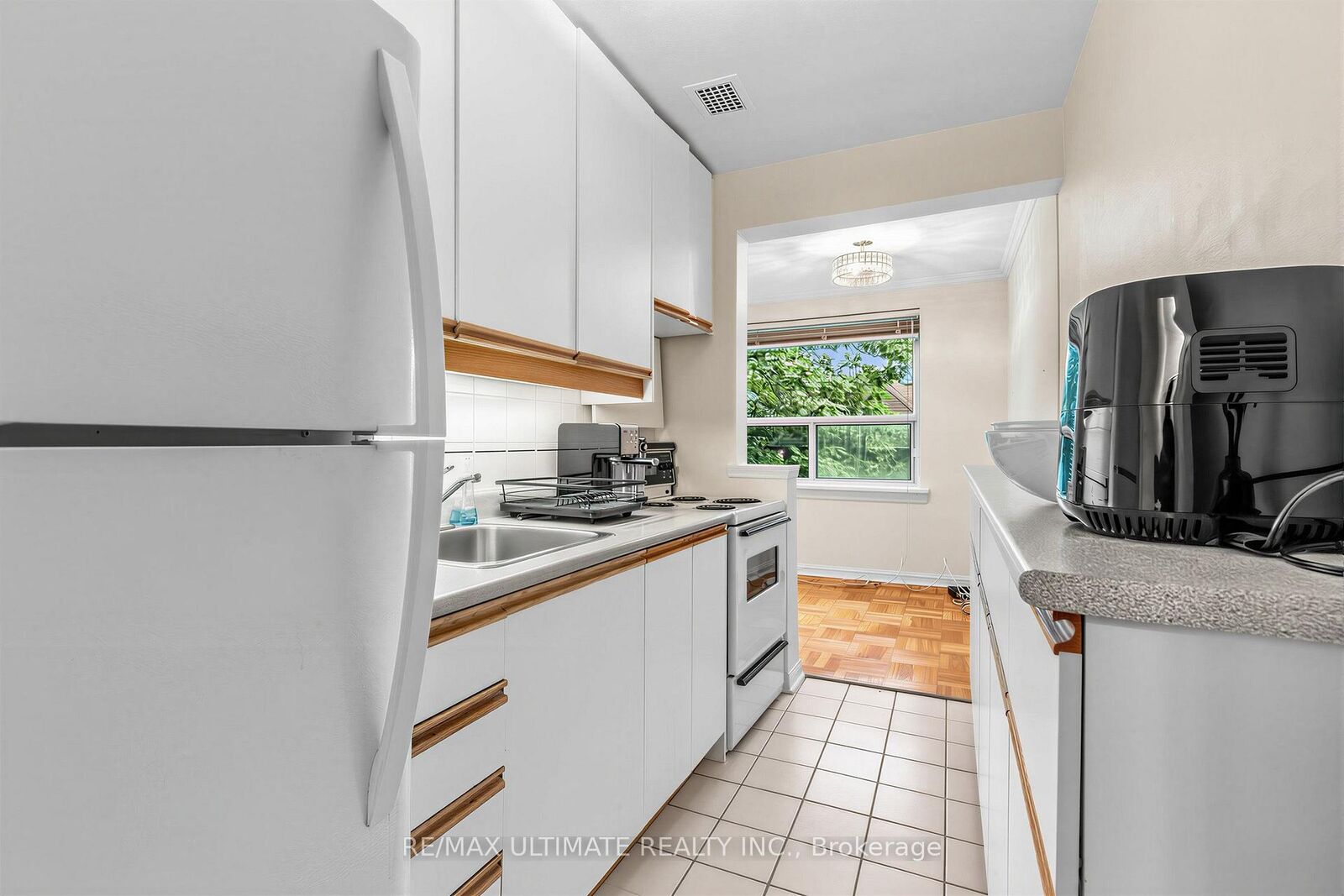 Property Photo:  2 Ridelle Avenue 408  ON M6B 1H4 
