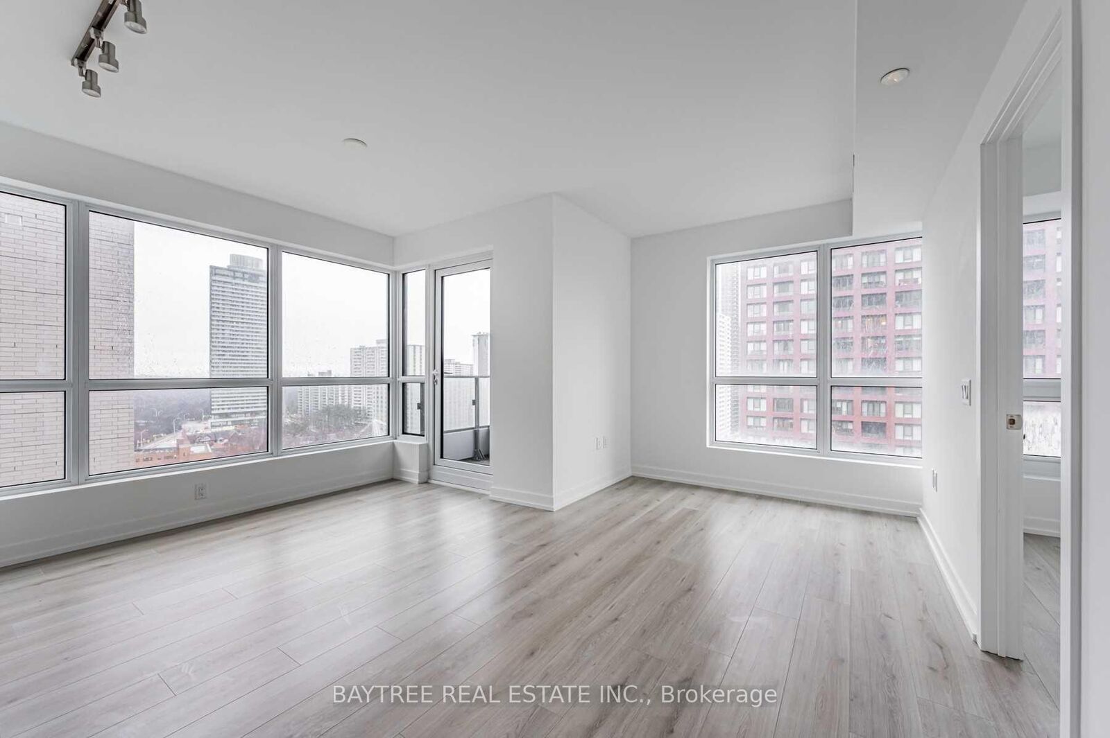 Property Photo:  395 Bloor Street E 1611  ON M4W 0B4 