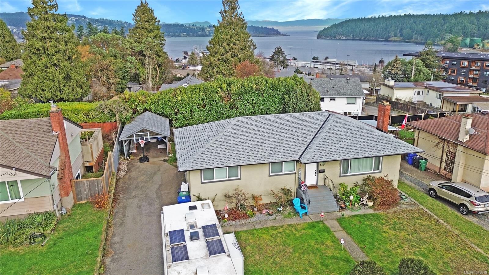 Property Photo:  650 Hawkins St  BC V9S 2V6 