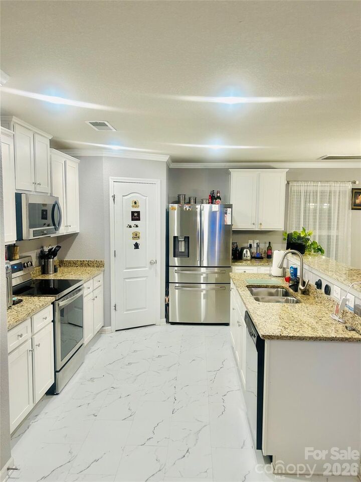 Property Photo: 3903 Rosfield Drive NC 28214