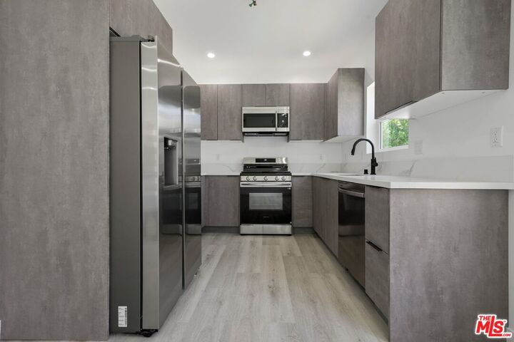 Property Photo:  1434 Beverwil Dr, Unit 2  CA 90035 