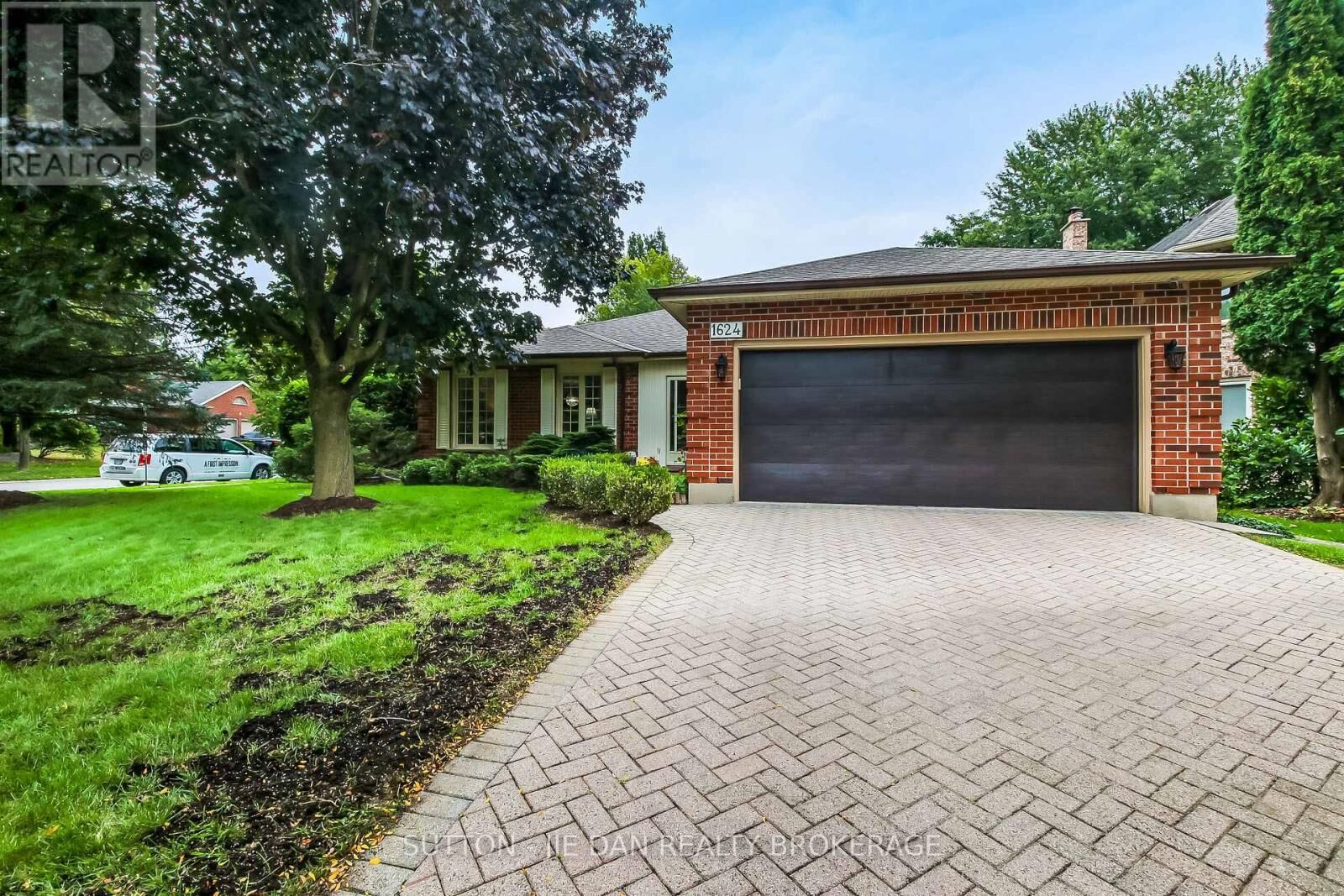 Property Photo: 1624 Hastings Drive ON N5X 3E1