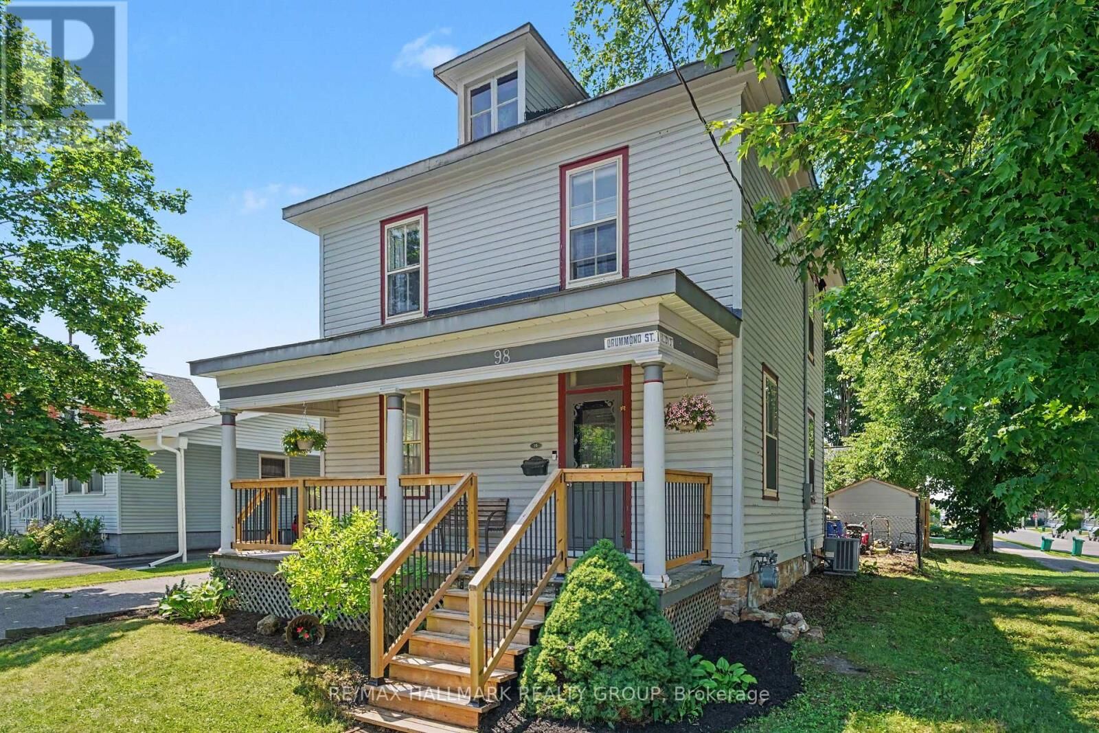 Property Photo:  98 Drummond Street East  ON K7H 1H1 