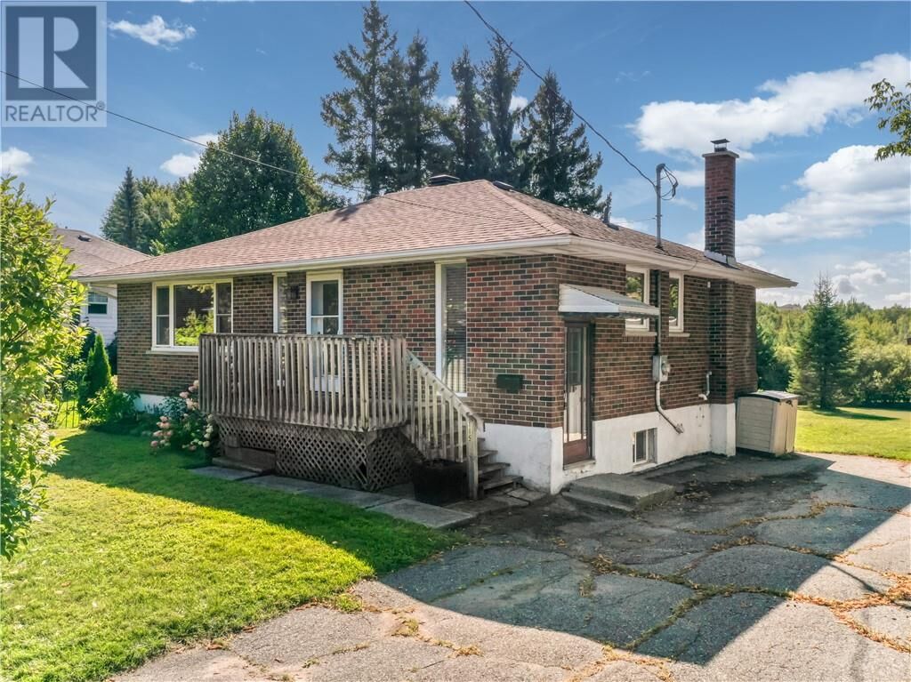 Property Photo:  115 Cranbrook Crescent  ON P3E 2N6 