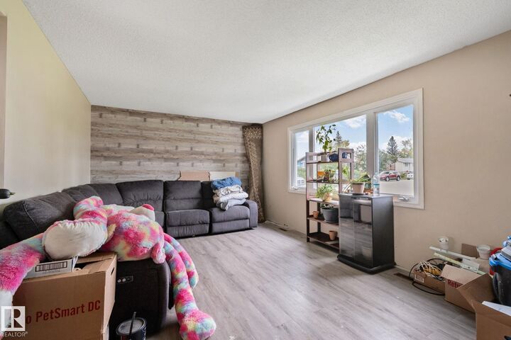 Property Photo:  31 Linden St  AB T7X 2G5 